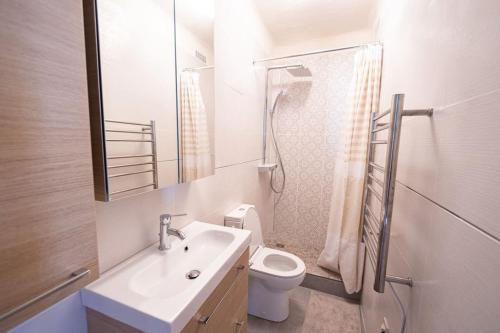 Phòng tắm tại Appartement T3 climatisé centre ville Pérols