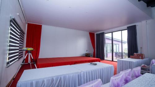 a room with a red and white bed and a window at VIOLET VILLA in Hòa Bình