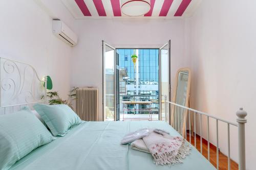 um quarto com uma cama e uma varanda em Modern Cosy Apt em Atenas