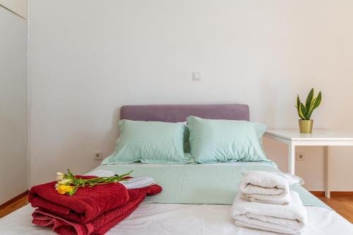 um quarto com uma cama com toalhas em Modern Cosy Apt em Atenas