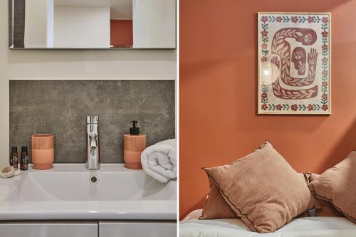 - un salon avec des murs orange et un canapé blanc dans l'établissement Résidence Center of Paris by Studio prestige, à Paris