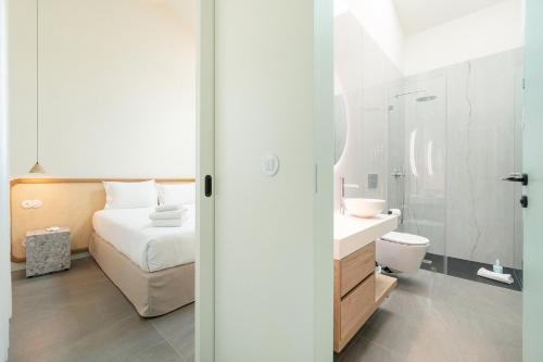 een badkamer met een bed, een wastafel en een toilet bij GuestReady - Quinta Leitão 3 in Anissó