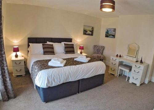 A bed or beds in a room at Ferry Marina Cottages 