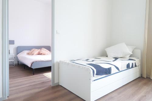 une chambre avec un lit et un miroir dans l'établissement Bel appartement idéalement situé centre-ville Angers, à Angers