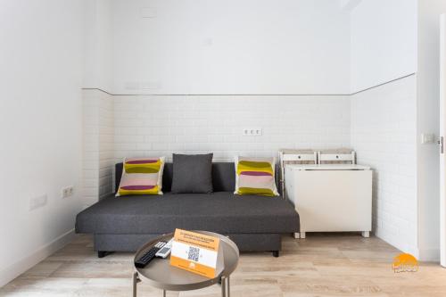 1 dormitorio con 1 cama y nevera pequeña en Bajo el Falla by Cadiz Time, en Cádiz