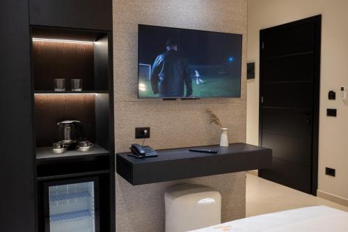 Una televisión o centro de entretenimiento en Hotel Beke