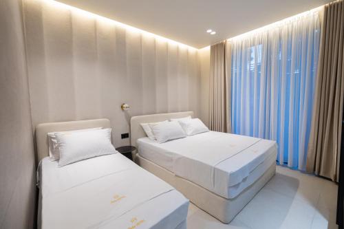 Zimmer mit 2 Betten und einem Fenster in der Unterkunft Hotel Beke in Vlorë