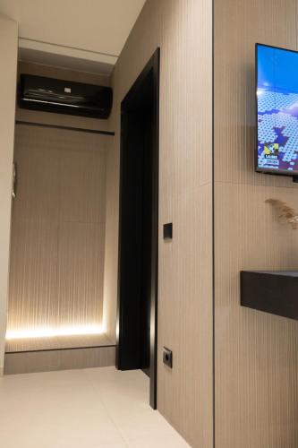 Una televisión o centro de entretenimiento en Hotel Beke