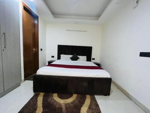 1 dormitorio con 1 cama grande en una habitación en Hotel Jyoti Residency - Karol Bagh en Nueva Delhi