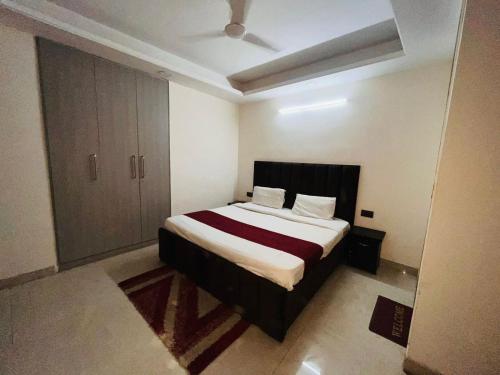 um quarto com uma cama grande num quarto em Hotel Jyoti Residency - Karol Bagh em Nova Deli