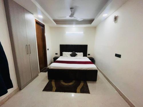 1 dormitorio con 1 cama grande en una habitación en Hotel Jyoti Residency - Karol Bagh en Nueva Delhi