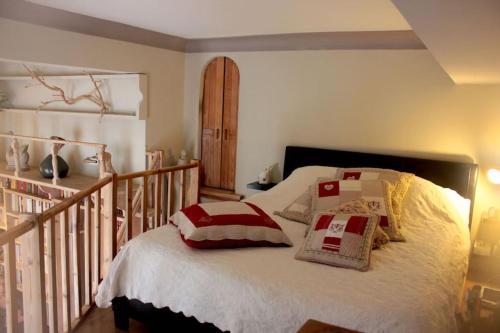 une chambre avec un lit avec des oreillers dessus dans l'établissement Charming apartment in Beaulieu sur Mer, à Beaulieu-sur-Mer