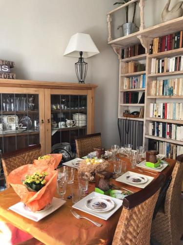 une table à manger avec des chaises et une longue table avec des verres dans l'établissement Charming apartment in Beaulieu sur Mer, à Beaulieu-sur-Mer