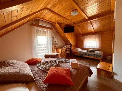 una camera con due letti in una casa di legno di Guesthouse Green Valley a Laghi di Plitvice