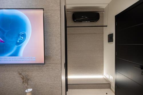 Una televisión o centro de entretenimiento en Hotel Beke