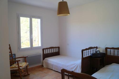 une chambre avec deux lits et une fenêtre dans l'établissement Provence and Lavender, à Estoublon