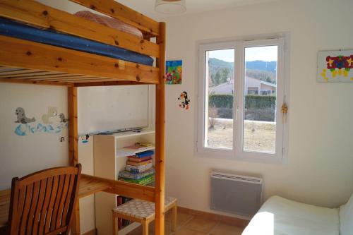 une chambre avec un lit superposé et une fenêtre dans l'établissement Provence and Lavender, à Estoublon