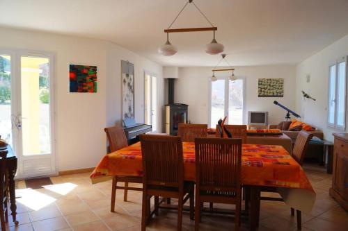 - un salon avec une table à manger et des chaises dans l'établissement Provence and Lavender, à Estoublon