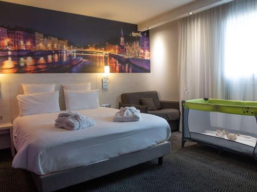 a hotel room with a bed and a painting on the wall at Hôtel Mercure Lyon Centre Charpennes Parc de la Tête d'Or in Villeurbanne