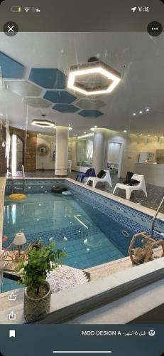uma grande piscina num quarto de hotel em شقة مفروشة فاخرة em Al Ḩawīyah