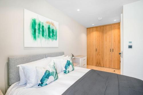 sypialnia z łóżkiem i drewnianymi drzwiami w obiekcie Tottenham- Exquisite 4-Bed Retreat with Ping Pong and Pool - Sleeps 7, Free Parking, Contractors & Long Stays Welcome w Londynie