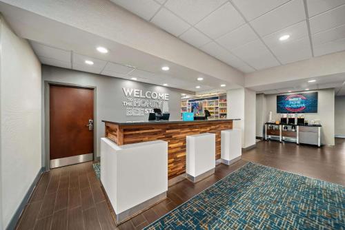 Телевизор и/или развлекательный центр в Hampton Inn & Suites Opelika-I-85 Auburn Area