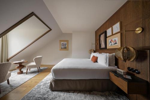 Postel nebo postele na pokoji v ubytování Hotel Pulitzer Paris