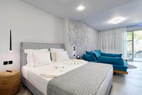 Postel nebo postele na pokoji v ubytování Sapphire Kythnos Suites