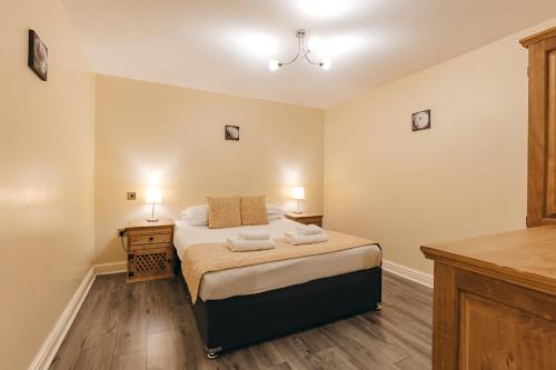 En eller flere senge i et værelse på Finest Retreats - Netley Hall - Rosemary