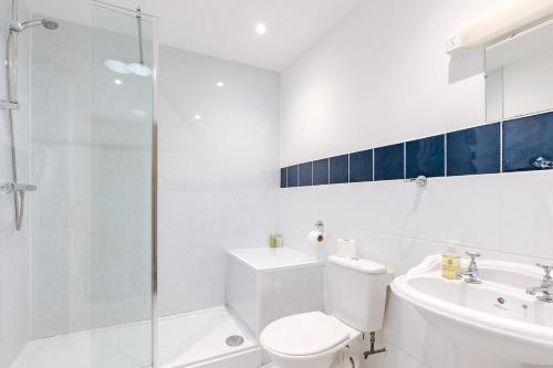 Et badeværelse på Finest Retreats - Netley Hall - Rosemary