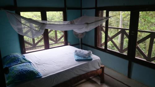Tempat tidur dalam kamar di Acuali EcoHostal