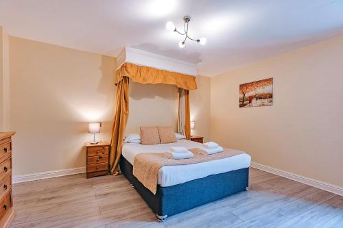 een kleine slaapkamer met een bed en een dressoir bij Finest Retreats - Netley Hall - Peach Tree in Dorrington
