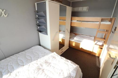 クックスハーフェンにあるFrische-Brise-10-02のベッドルーム1室(ベッド1台、二段ベッド1組付)