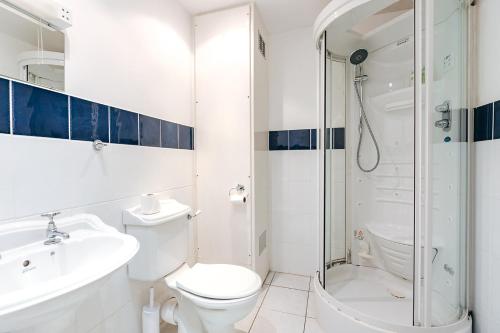 ein Bad mit einem WC, einem Waschbecken und einer Dusche in der Unterkunft Finest Retreats - Netley Hall - Lavender in Dorrington