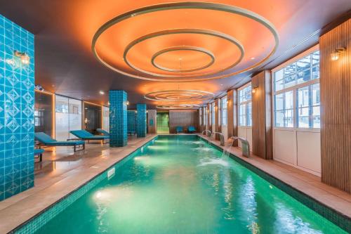 a swimming pool in a hotel with a ceiling at Canfranc Estación, a Royal Hideaway Hotel - Gran Lujo in Canfranc-Estación