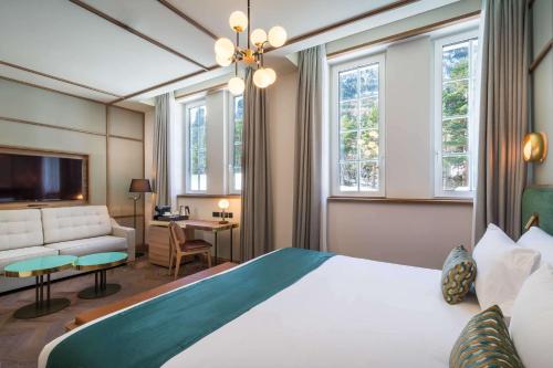 Rúm í herbergi á Canfranc Estación, a Royal Hideaway Hotel - Gran Lujo