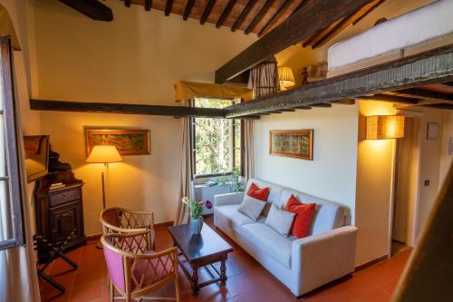 a living room with a couch and a table at Borgo San Luigi in Monteriggioni