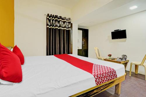 Een bed of bedden in een kamer bij OYO Flagship New Krishna Hotel & Restaurant