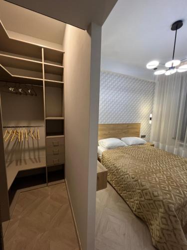 1 dormitorio con 1 cama y vestidor en Modern Family Comfort: Yerevan/Wi-Fi, Balcony, AC, en Ereván
