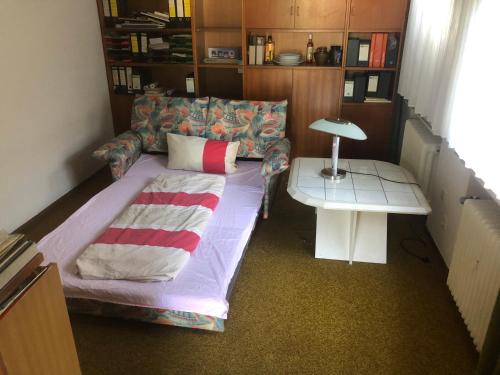 a small room with a couch and a table at Haus Diepholz in Diepholz