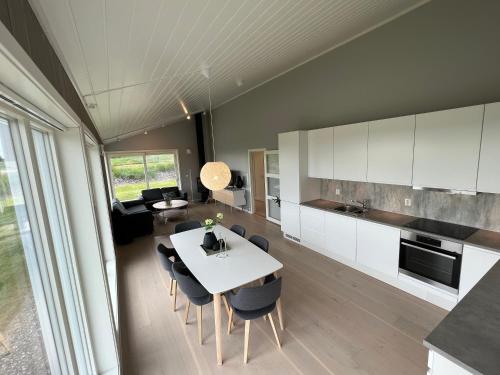 a kitchen and living room with a table and chairs at Moderne feriehus i Bud in Bud