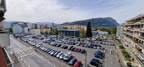 ein Parkplatz voller Autos in einer Stadt in der Unterkunft Chambre double privée, Appartement partagé in Annemasse