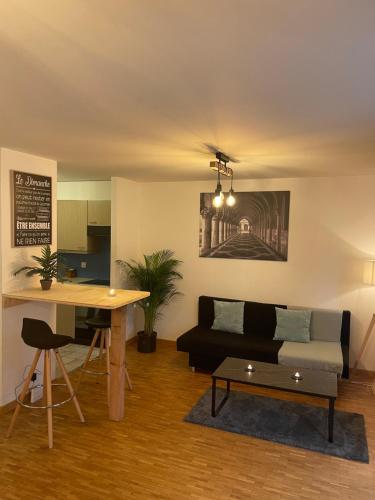 ein Wohnzimmer mit einem Sofa und einem Tisch in der Unterkunft appartement Montreux centre lac in Montreux