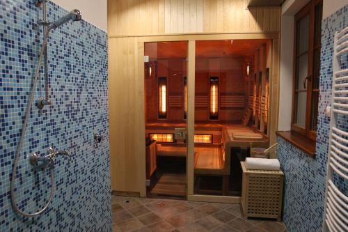 een badkamer met een douche en een bad bij Wellness Penzion Gabreta in Borová Lada