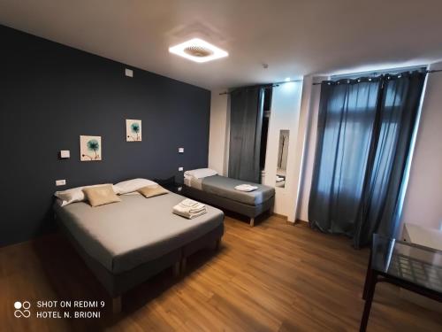 1 dormitorio con cama y sofá en Hotel Brioni en Trieste