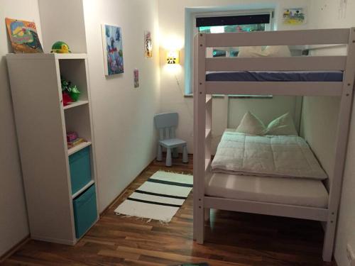 1 dormitorio pequeño con 1 litera y 1 litera en Large 8 Bed Apartment. Perfect Location., en Stuhlfelden