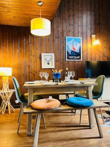 une salle à manger avec une table et quelques chaises dans l'établissement Duplex Le géant 7 voyageurs, à Chamonix-Mont-Blanc