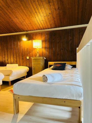 une chambre avec un lit avec un plafond en bois dans l'établissement Duplex Le géant 7 voyageurs, à Chamonix-Mont-Blanc