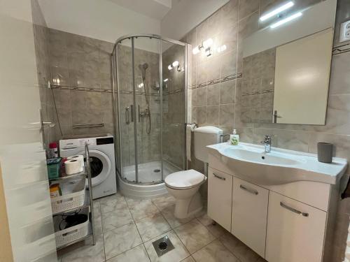 a bathroom with a shower and a toilet and a sink at Apartamento Ecléctico Budapest in Budapest