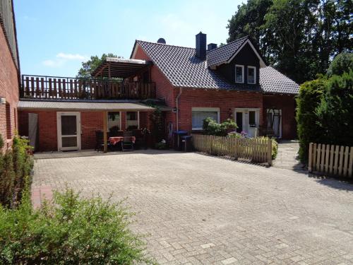 una casa con una entrada de ladrillo delante de ella en Ferienhof Schräder "Ol Huus baben", en Papenburg